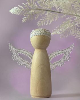 Preview: 662 Bastelset Holz-Engel 12 cm mit GRATIS Klöppelbrief Engelsflügel Emilia